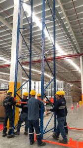 ¿Qué separación se debe tener entre las paredes de la bodega y el sistema de almacenamiento?